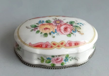 Petite boîte en porcelaine de