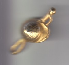 RARE PINS PIN'S ..  SPORT CHEVAL HORSE HIPPISME TROT BOMBE CRAVACHE OR 3D ~DP