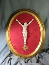 Superbe Christ en porcelaine sur soie framboise dans un cadre ovale en bois doré