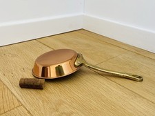 Ancienne casserole à omelette en laiton, décor cuisine de campagne, France, a...