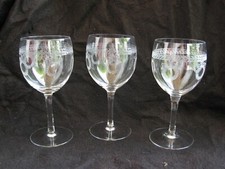 ST LOUIS,TROIS VERRES A EAU EN CRISTAL GRAVE,MODELE MADRID ,EPOQUE DEBUT XXème.