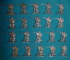 20 ANCIENS PETITS SOLDATS DE