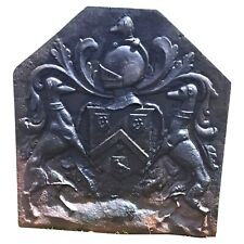 Plaque de cheminée avec casque de chevalier encadre de lévriers 18ème