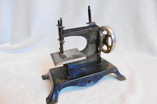 ANCIEN JOUET - MACHINE À COUDRE EN TÔLE PEINTE - DÉBUT XXè - ETAT DE JEU