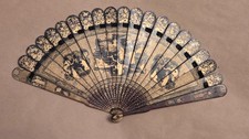 Eventail laqué noir et or orné sur les 2 faces canton 19e dynastie Qing