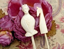 JEU ANCIEN DE JONCHET XIXe CONSTITUÉ DE 2 PIÈCES EN OS LE ROI ET LE CHEVAL 