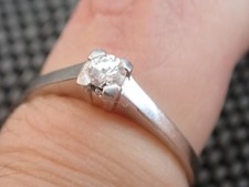 Solitaire / Bague en or blanc 18 carats avec diamant véritable