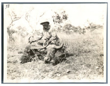 Tchad, Georges Roederer avec un triplé de têtes de buffles  Vintage silver print