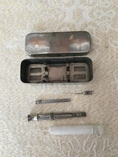 Ancienne seringue en verre