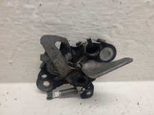 Système attache capot moteur