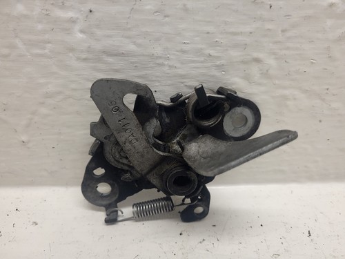 Système attache capot moteur