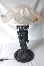 Grande lampe pied en fer forgé, coupelle pâte de verre, art déco