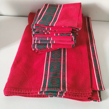 Nappe basque rouge + 8 serviettes brodées vert émeraude