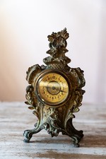 Petite pendule ancienne métal régule rocaille décoration