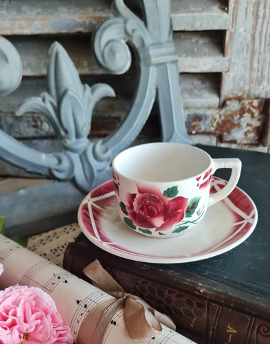 Ancienne tasse sous - et,