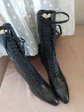 Anciennes bottines 1905 à lacets en cuir noir très bel état. Pointure marquée 37
