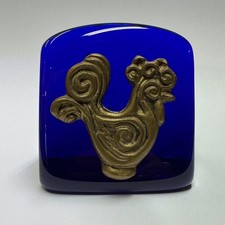 Presse livre en verre bleu