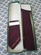 Belle cravate TERGAL avec sa pochette assortie bordeaux Vintage neuve + boite