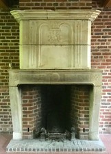  cheminée Louis XIV Époque fin XVII pierre de bourgogne à trumeau .XVIII siècle.