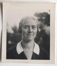 Portrait visage femme détendue sourire gai - Photo ancienne snapshot c. 1930?