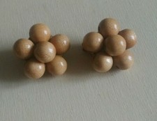 Boucles D'oreilles Clips Forme Fleur Avec Billes En Bois. Vintage.