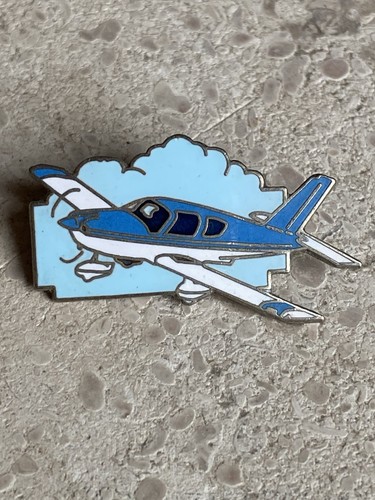 Pin avion démons - pin’s,