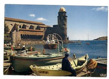 collioure  l'église et les bateaux  pour la pêche ou "lamparo"