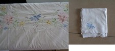nappe brodée fleurs 160 cm sur 200 cm et 4 serviettes vintage fait main