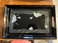 Plateau Laqué Noir À Motif De Fleurs