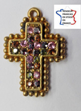 PENDENTIF CROIX en LAITON (ou CUIVRE) et STRASS BICOLORES ; env. 1,5 X 2 cm/ 14