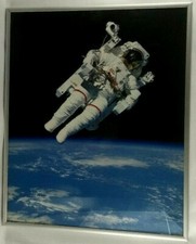 Poster in its frame Floating astronaut space 41x51 cm Fast and tracked shipping