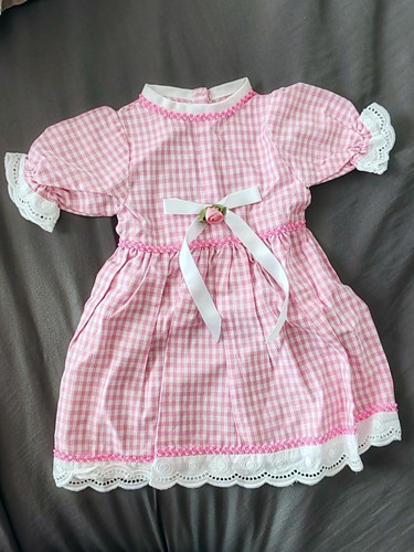 Robe ancienne pour poupée