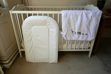 Lit bébé avec parement