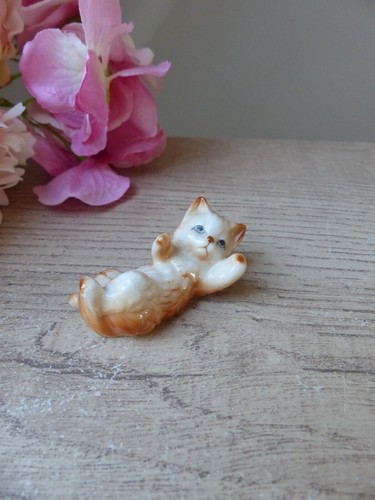Figurine chaton joueur