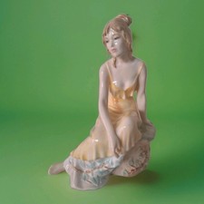 Figurine en porcelaine signée