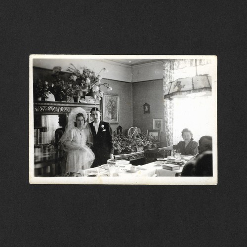 Jeunes mariés dans salle - jeunes,