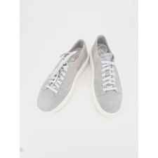 Chaussures plates grises et