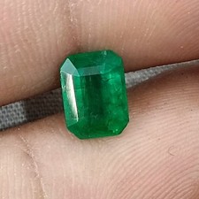 Emeraude naturelle de Zambie 1,65 ct certifiée vert vif profond pierre lâche