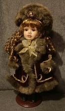 Poupée Russe No 11 - Tête et Mains Porcelaine - Toque - Manteau - 31cm