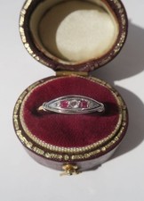 Bague Art Déco jarretière or 18 carats et platine diamants rubis calibrés France