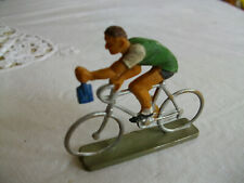 COUREUR CYCLISTE MAILLOT VERT ET BLANC PRENANT SA MUSETTE.TBE