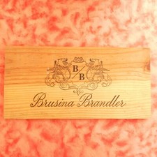 PLAQUE EN BOIS CAISSE A VIN BRUSINA BRANDLER