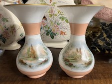 Paire de vases en opaline décor Châteaux… H. 24 Cm