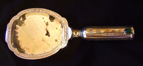 Rare face main - a, poudrier
