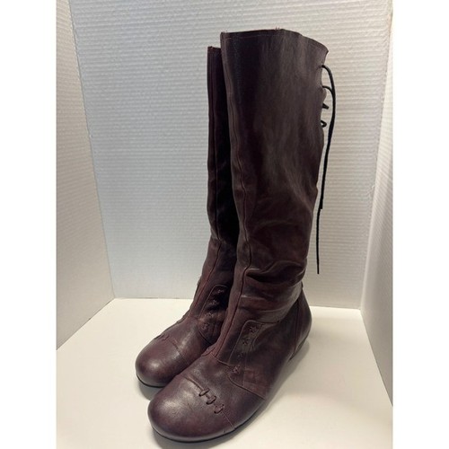 Brako made earth burgundy - on,