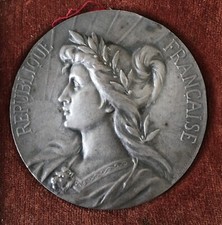 Belle Médaille république Française diamètre de 5 cm poid  ENVIRON 50 gr