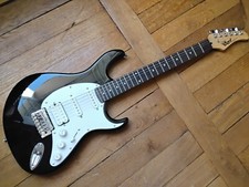 TRES BELLE GUITARE ELECTRIQUE CORT NOIR BLANC CHROME COMPLÈTE BON ETAT A NEUF