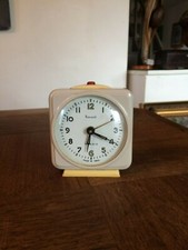 ANCIEN REVEIL METAL ET PLASTIQUE  4 RUBIS  MADE IN URSS