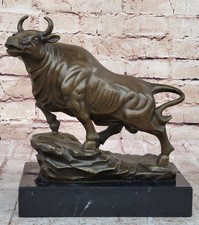 Figure De Taureau En Bronze