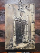 TABLEAU, BOIS SCULPTÉ AVEC SIGNATURE, MONTRANT LA PORTE D'ENTRÉE DU BÂTIMENT 